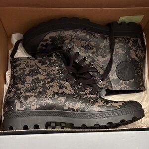 Palladium Men's Black and Gray Camouflage Boots